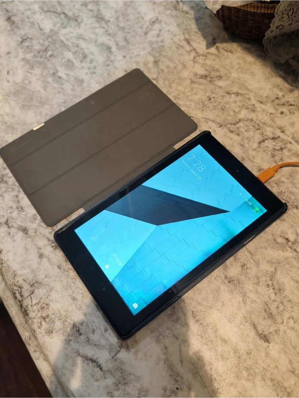 Amazon Fire 7 (9th Gen., 16GB, Wi-Fi, 7-inch) Bundle
